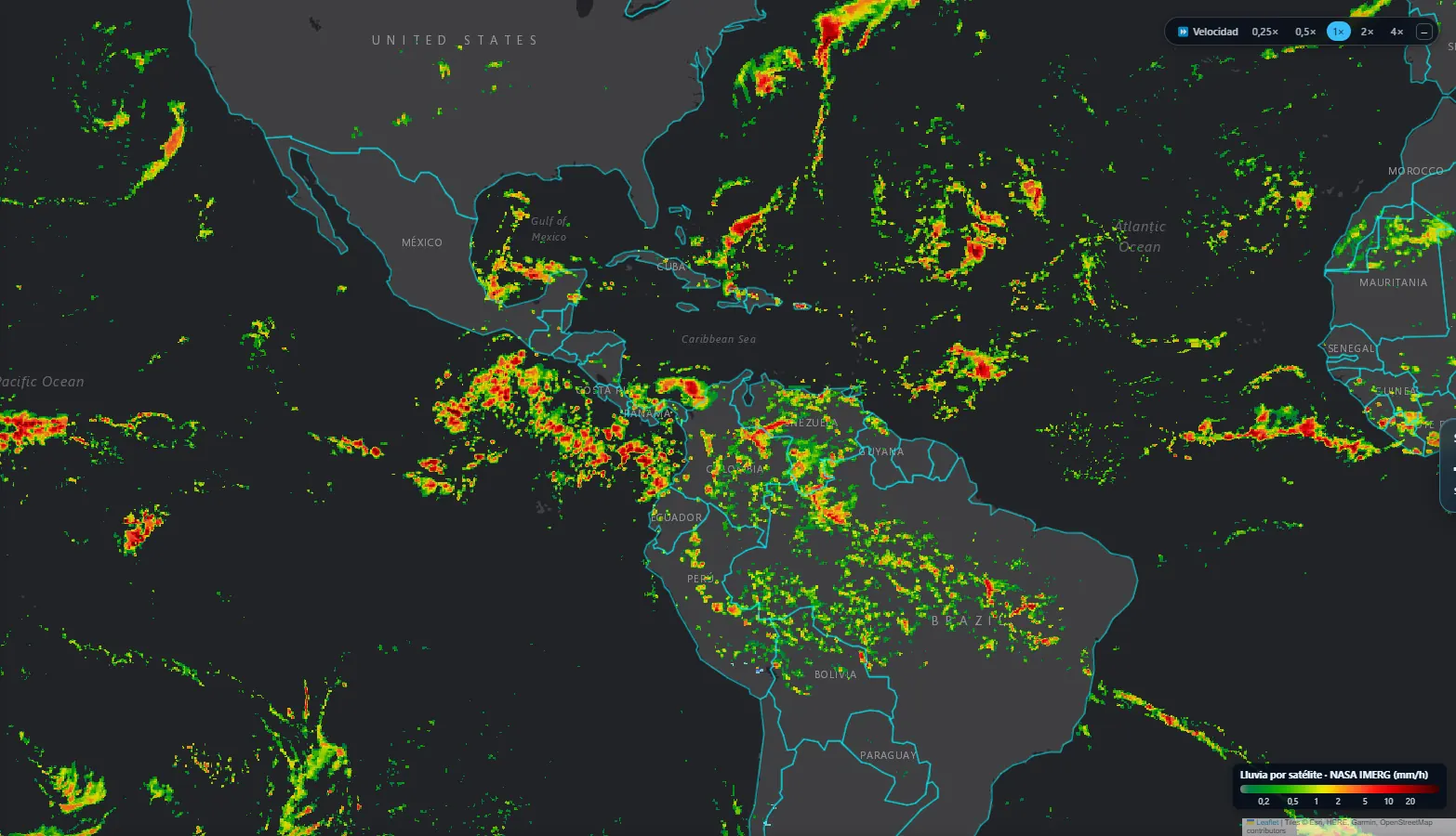 Satellitenniederschlag weltweit: Von NASA IMERG gemessener Niederschlag, auch über dem Meer und in Ländern ohne Radar, neben dem Regenradar mit Gewitterzellen.